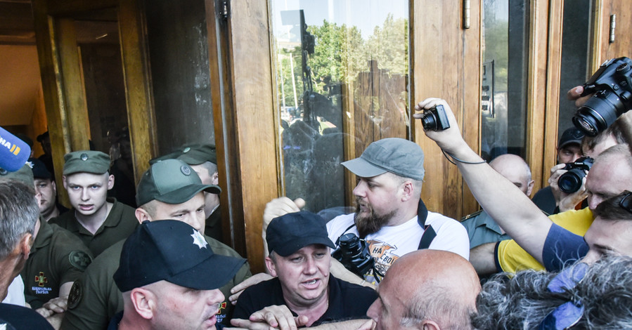 В Одессе активисты штурмовали обладминистрацию