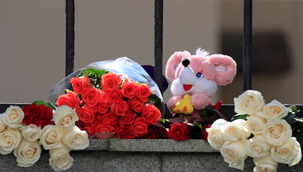 Игрушки и цветы возложены на импровизированный мемориал возле представительства Республики Татарстан в память о жертвах гибели в