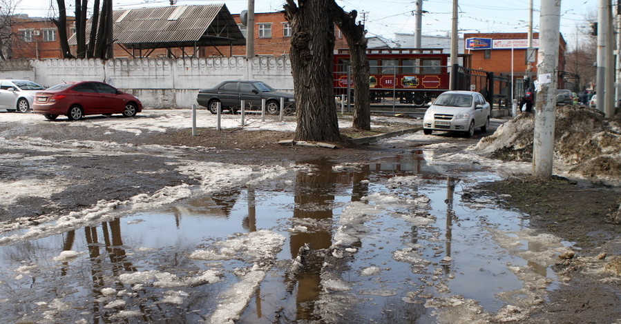 Ямы на дорогах Днепра калечат автомобили