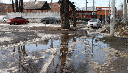 Ямы на дорогах Днепра калечат автомобили