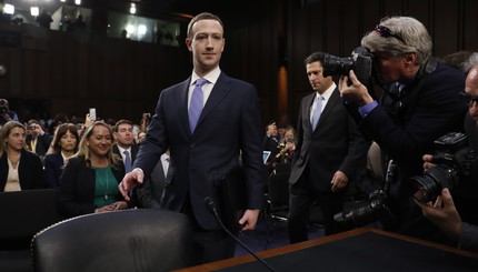 Основатель Фейсбука Марк Цукерберг отчитывается перед Сенатом США