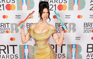 Красная дорожка Brit Awards: Дуа Липа в чулках, а Билли Портер в платье и ботфортах