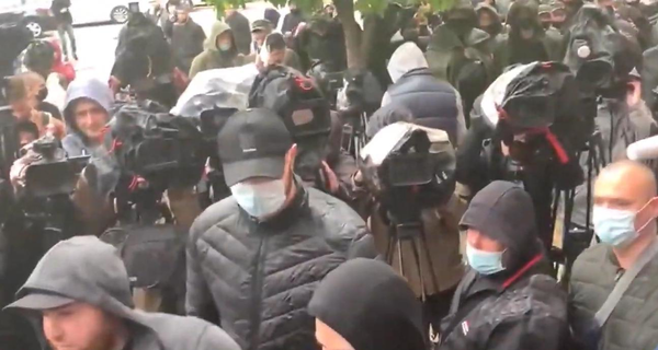 Под Печерским судом - потасовка, а судье не понравилось поведение Рабиновича и Бойко