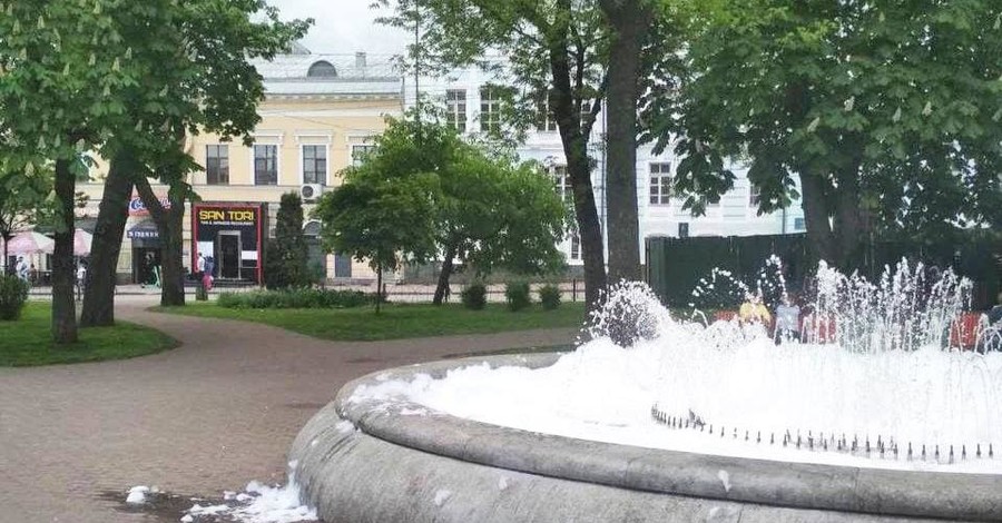 Неизвестные налили моющее средство в фонтан на Контрактовой площади