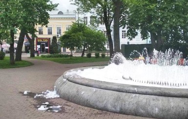 Неизвестные налили моющее средство в фонтан на Контрактовой площади