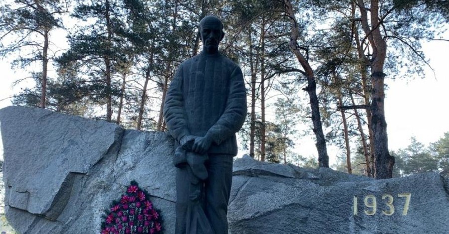 Зеленский почтил память жертв политических репрессий: Помним сегодня каждого погибшего