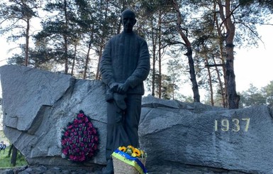 Зеленский почтил память жертв политических репрессий: Помним сегодня каждого погибшего