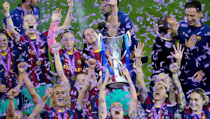 Игроки Барселоны празднуют победу над Челси в финале женской Лиги чемпионов