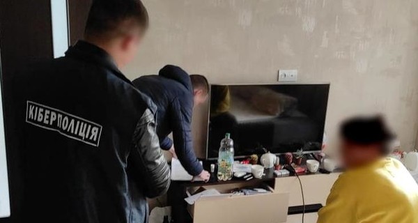 Трио юных кибермошенников из Днепра заработало на иностранцах миллион