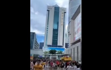 В китайском Шэньчжэне эвакуировали людей из накренившегося небоскреба