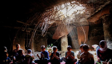 Дети участвуют в уроке чтения Корана в приюте Амирия в Багдаде, Ирак
