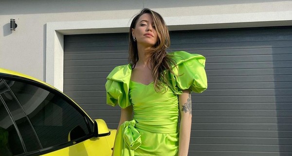 Надя Дорофеева задрала подол и засветила белье