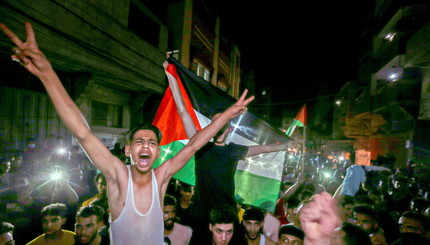 Палестинцы празднуют прекращение огня на юге сектора Газа.