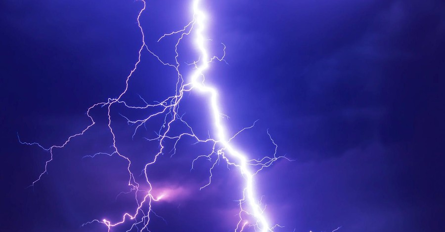 На Днепропетровщине две женщины пережили удар молнии