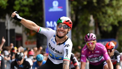Гонщик Qhubeka Assos из Италии Джакомо Ниццоло празднует победу на 13-м этапе велогонки Джиро д'Италия