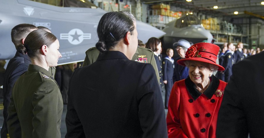Королева Елизавета II посетила авианосец, названный в ее честь