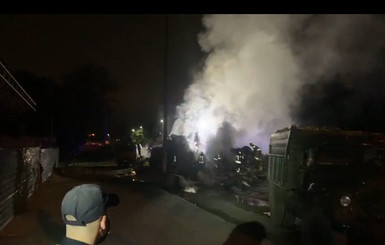 В Киеве грузовик снес легковушку на Брест-Литовском шоссе, погибли три человека