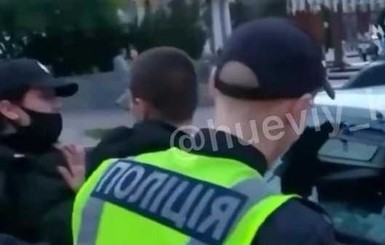 В Киеве задержанный головой разбил стекло авто патрульных