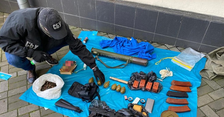 СБУ нашла в центре Киева тайник с оружием