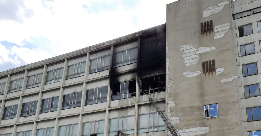 В Харькове горит завод 