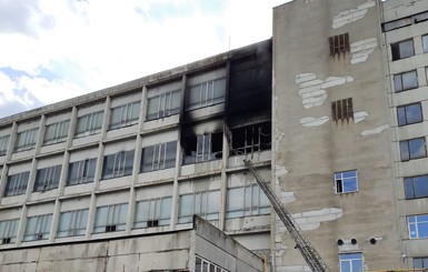 В Харькове горит завод 