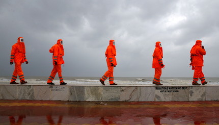 Члены Национальных сил реагирования на стихийные бедствия  патрулируют берег перед циклоном Яас