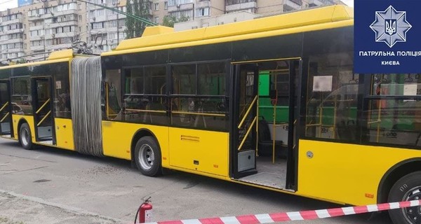 В Киеве мужчина бросил в троллейбус с людьми коктейль Молотова: объяснить поступок не смог