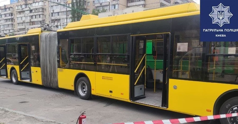 В Киеве мужчина бросил в троллейбус с людьми коктейль Молотова: объяснить поступок не смог