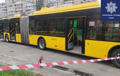 В Киеве мужчина бросил в троллейбус с людьми коктейль Молотова: объяснить поступок не смог