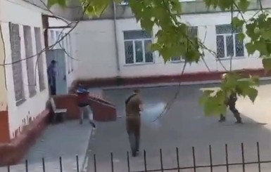 В Черноморске правоохранители устроили стрельбу на территории школы