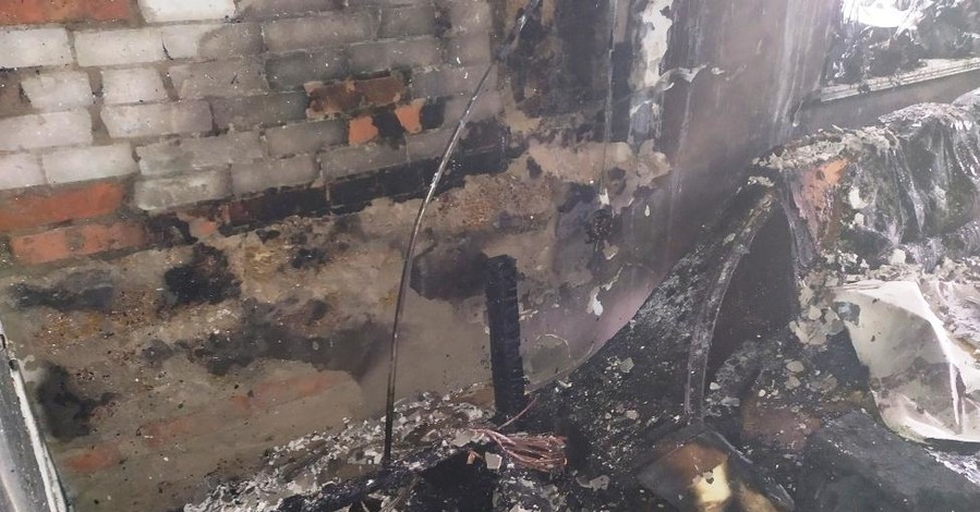 В Черниговской области молнии сожгли два здания