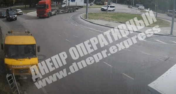 В Днепре эвакуатор снес ограждение на Запорожском шоссе