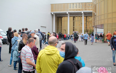 Во второй день вакцинации в Киеве очередь растянулась на сотни метров