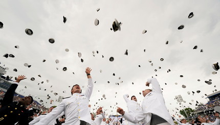 Выпускники бросают шляпы после получения дипломов на церемонии выпуска класса Военно-морской академии США 2021 года в Аннаполисе