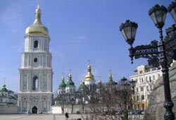 На Софийской площади Киева идет Божественная литургия 