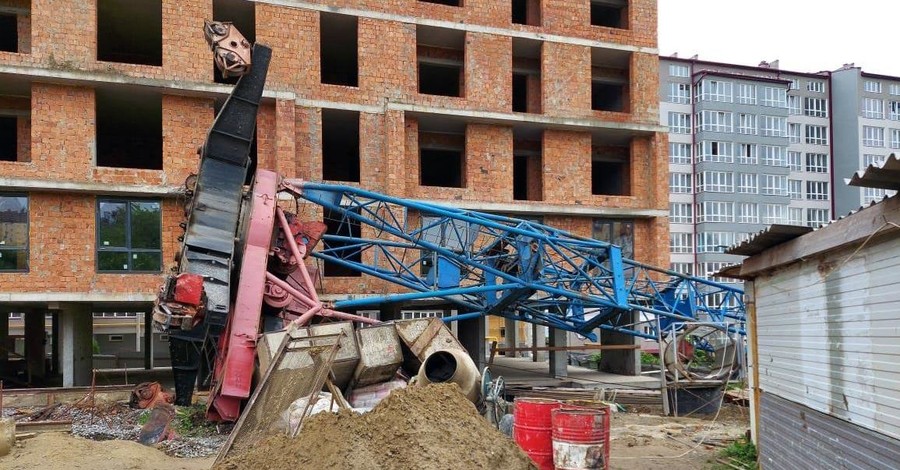 В Черновцах при строительстве дома рухнул кран, водитель в реанимации