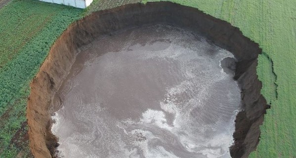 В Мексике провалилось поле, дыру диаметром 60 метров заполнила вода