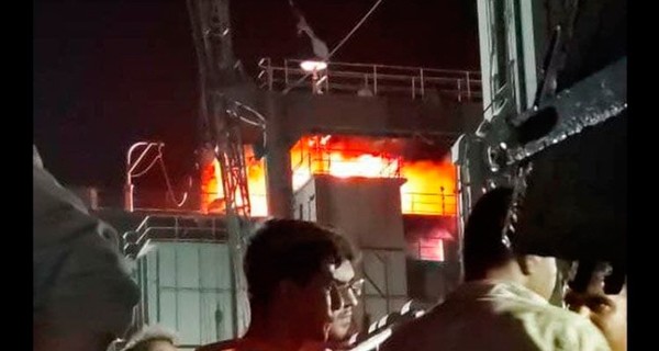 Крупнейшее судно ВМС Ирана загорелось и затонуло