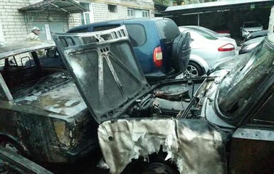 В Херсоне неизвестный устроил поджог автостоянки: сгорели девять машин