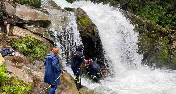 На Львовщине во время экскурсии упал в водопад и утонул школьник