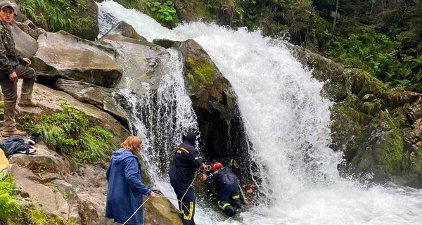 Учительницу погибшего на водопаде мальчика лечат в реанимации