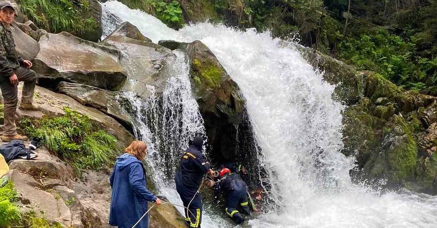 Учительницу погибшего на водопаде мальчика лечат в реанимации