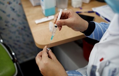 Украина получила еще 705 600 доз вакцины AstraZeneca 