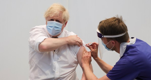 Британский премьер прошел полную вакцинацию от коронавируса
