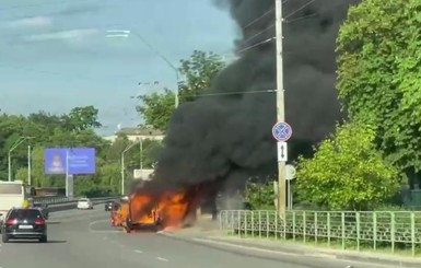 В Киеве на ходу взорвался микроавтобус