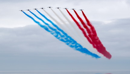 Команда французских ВВС Patrouille de France выступает на официальной церемонии открытия Мемориала Британской Нормандии в Вер-сю