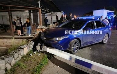 На Харьковщине пьяный водитель иномарки устроил ДТП и бросался на журналиста