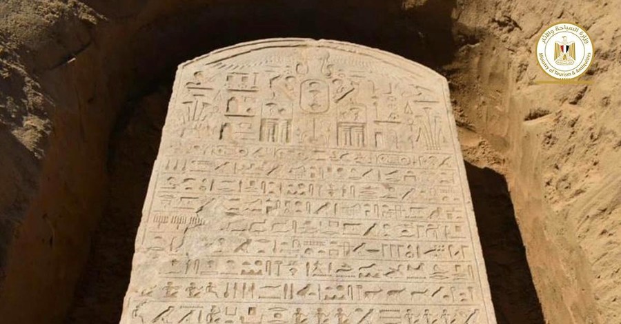 В Египте обнаружили древнюю стелу с иероглифами