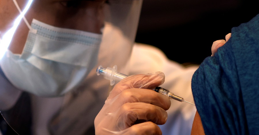 В Херсонской области начали вакцинировать от коронавируса жителей Крыма
