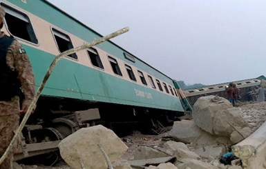 Столкновение поездов в Пакистане: 62 жертвы, спасательная операция продолжается